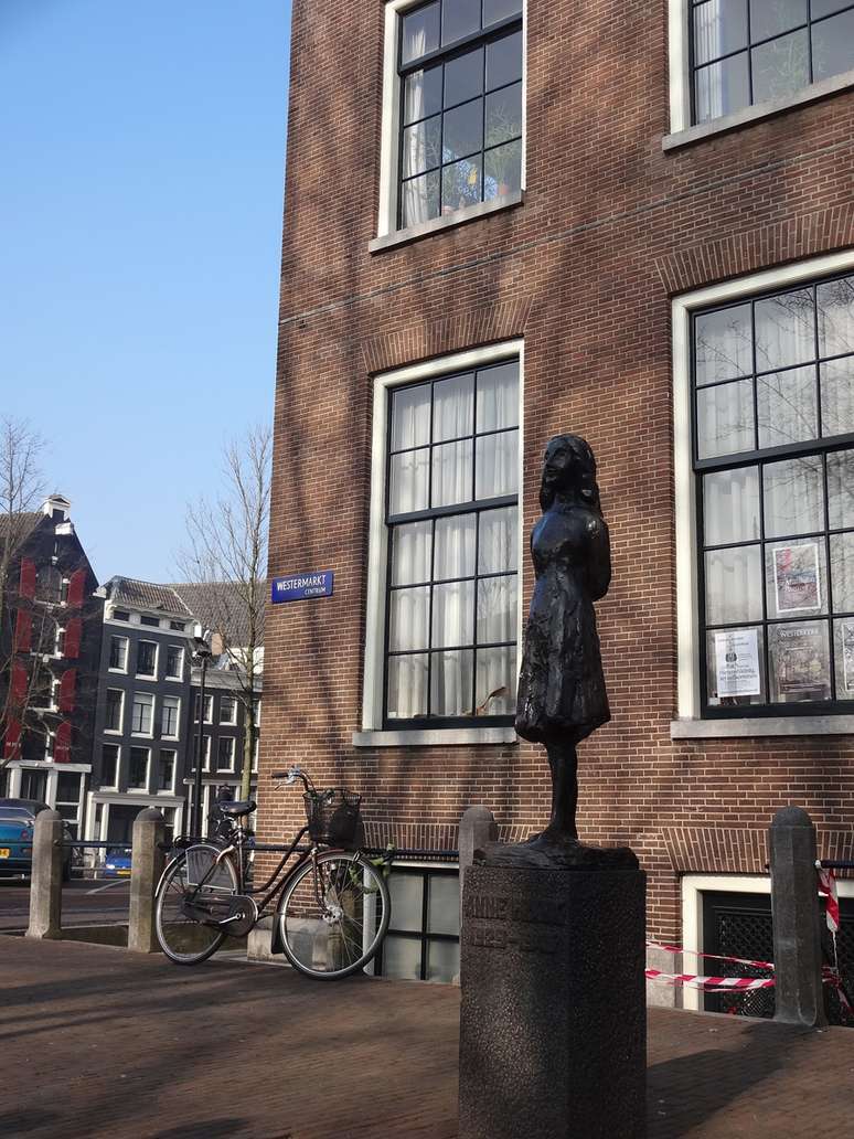 Estátua em homenagem a Anne Frank: há 70 anos ela morria de tifu no campo de concentração de Bergen-Belsen, na Alemanha