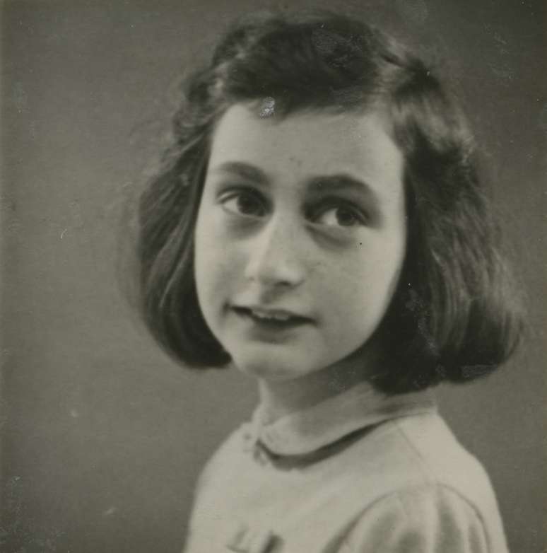 A ainda pr&eacute;-adolescente Anne Frank: a talentosa escritora n&atilde;o resistiu ao campo de concentra&ccedil;&atilde;o de Bergen-Belsen e morreu h&aacute; 70 anos