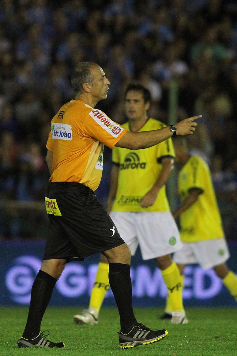 <p>Árbitro foi chamado de Chico Colorado por Felipão</p>