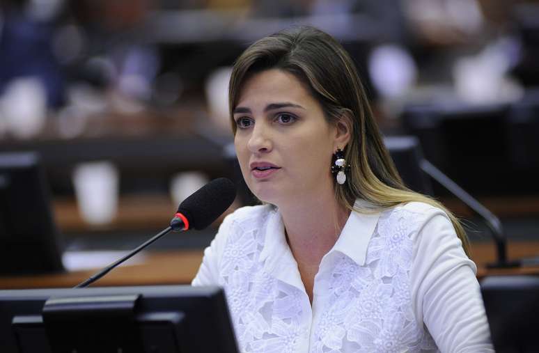 Deputada Clarissa Garotinho criticou fato de Eduardo Cunha ter recebido "felicitações" e disse que sessão da CPI da Petrobras foi "vergonhosa"