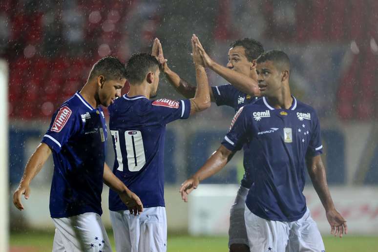 Jogadores do Cruzeiro festejam gol na Arena do Jacaré