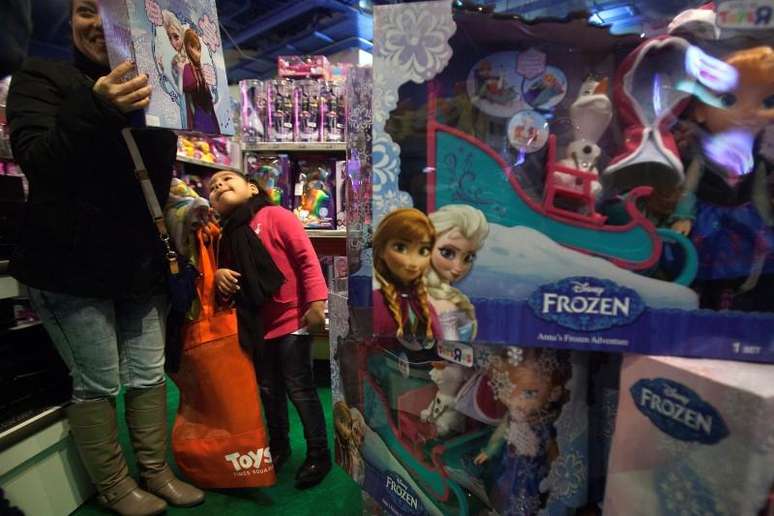 Criança observa brinquedo do filme Frozen em Nova York. 27/11/2014