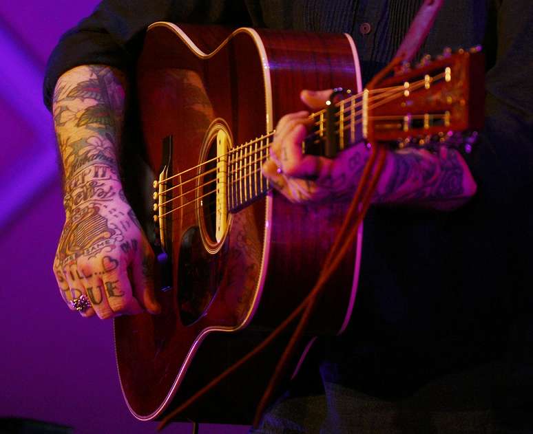 <p>Com viol&atilde;o em punhos, o m&uacute;sico canadense recebeu o coro emocionado do p&uacute;blico</p>