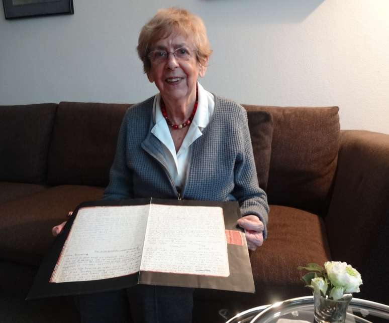 Jacque van Maarsen mostra as cartas entregues pelo pai, Otto Frank: melhor amiga cumpriu a sua promessa