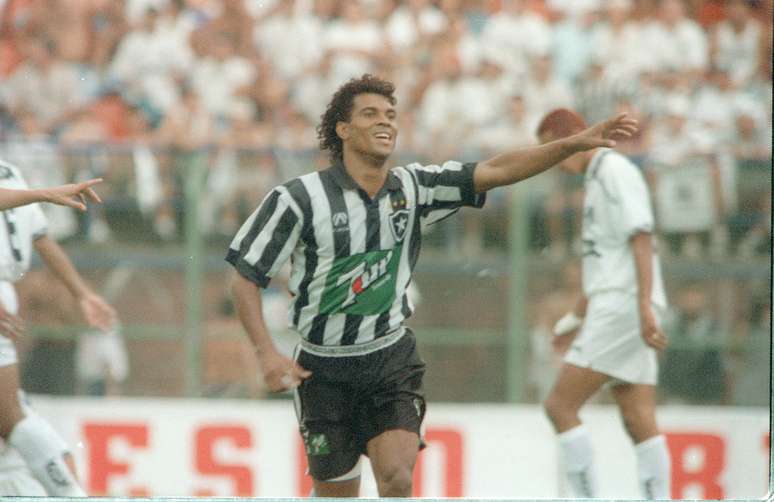 Donizete atuou no Botafogo na década de 90