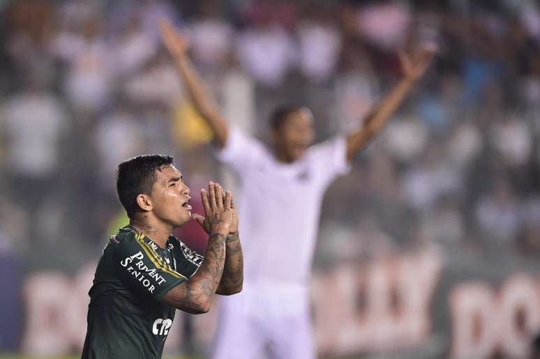 <p>Palmeiras foi derrotado por 2 a 1 para o Santos na Vila Belmiro</p>