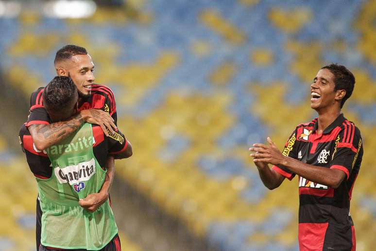 Gabriel (dir.) completou 100 jogos com a camisa do Flamengo