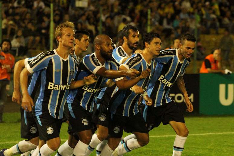 <p>Jogadores do Gr&ecirc;mio vibram com gol marcado por Giuliano; vit&oacute;ria apesar de reclama&ccedil;&otilde;es</p>