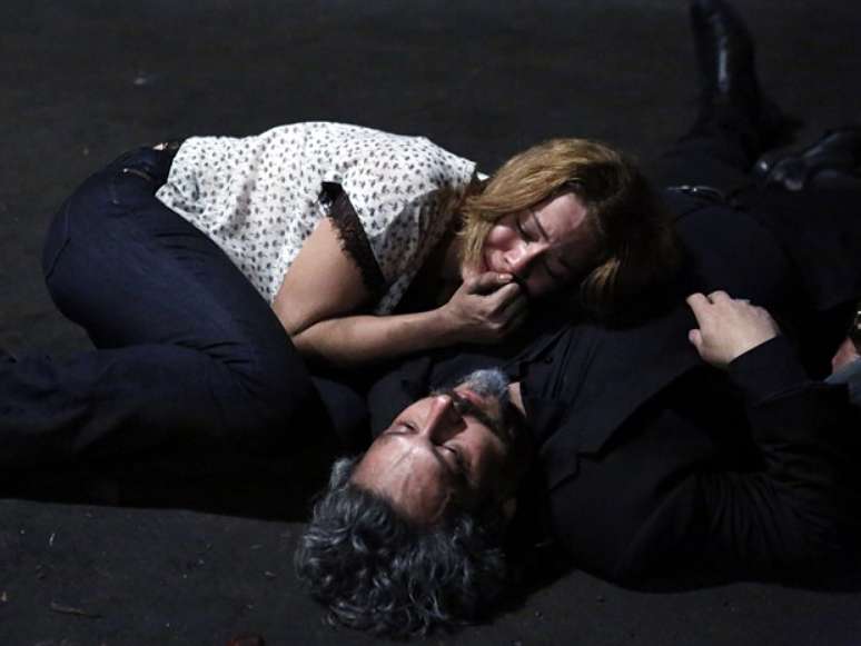 <p>Cristina chora ao ver o comendador Zé Alfredo estirado no chão após ser baleado pelo filho; será que ele vai morrer?</p>