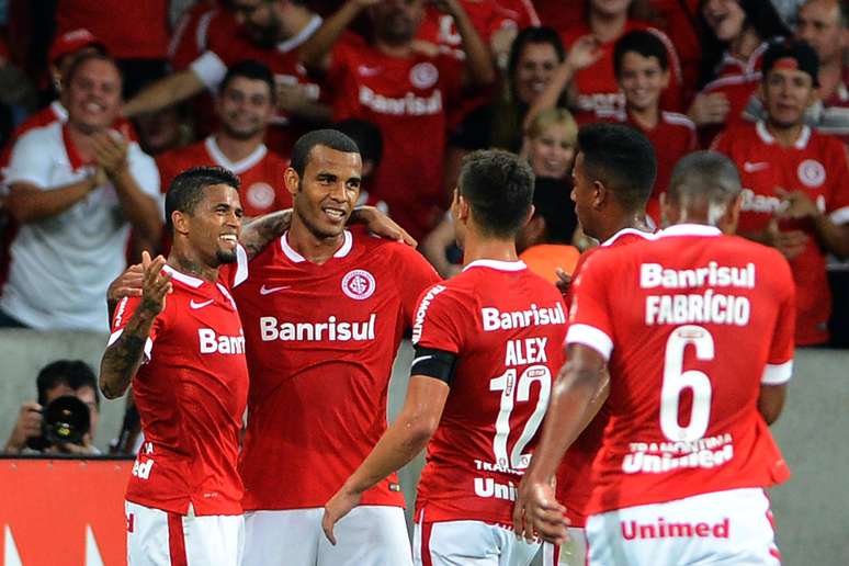 Jogadores do Inter comemoram gol no Beira-Rio