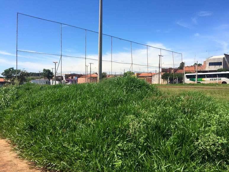 A falta de capinação no centro de lazer também foi alvo de denúncia