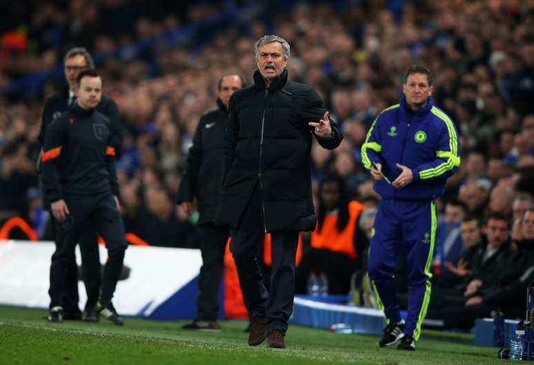 <p>Mourinho não conseguiu fazer o Chelsea avançar às quartas de final da Liga dos Campeões</p>
