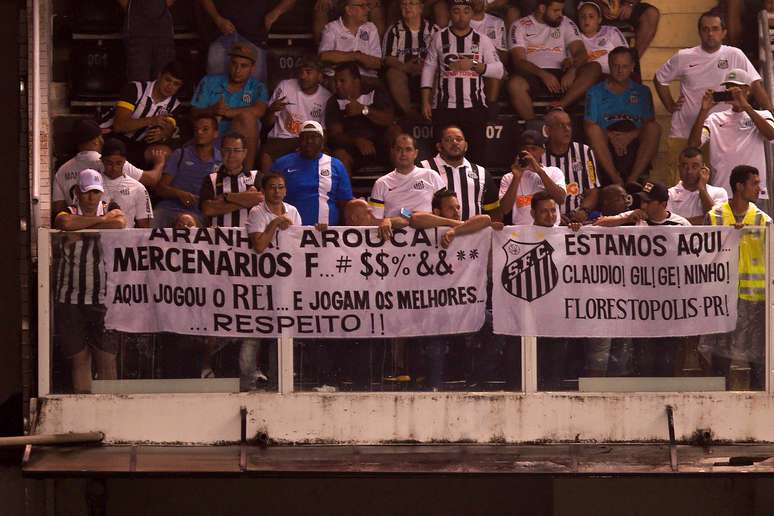 <p>Torcedores santistas pegaram no p&eacute; do volante durante todo o jogo</p>