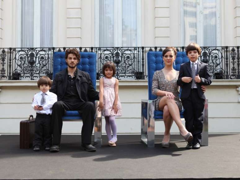 Na primeira fase da novela, Chay Suede interpretava o Comendador e ocupava a cadeira principal na foto, ao lado de Adriana Birolli 