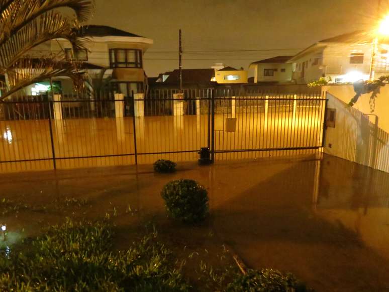 Água tomou conta da rua Adolpho Fischer, no bairro Costa e Silva