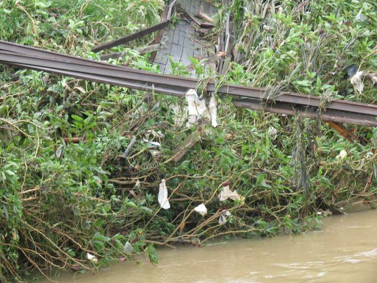 Correnteza derrubou ponte de madeira utilizada por moradores do bairro Costa e Silva