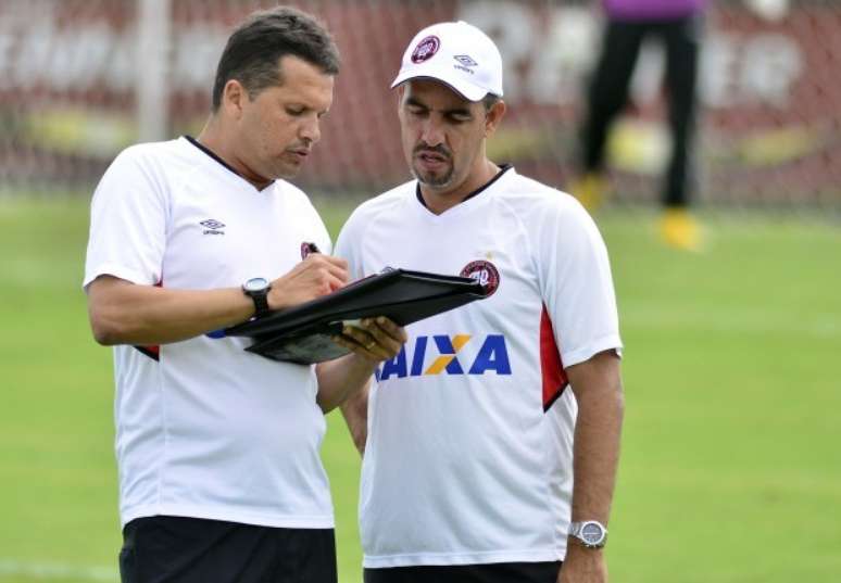 Claudinei Oliveira conversa com Marcelo Vilhena, técnico do Sub-23