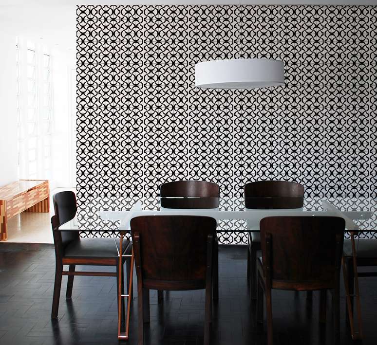 Um papel de parede em branco e preto também pode ser ideal para a sala de jantar; o ambiente fica mais sóbrio e igualmente confortável