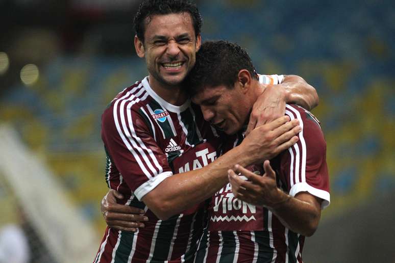 Fred abraça Edson após gol do Fluminense
