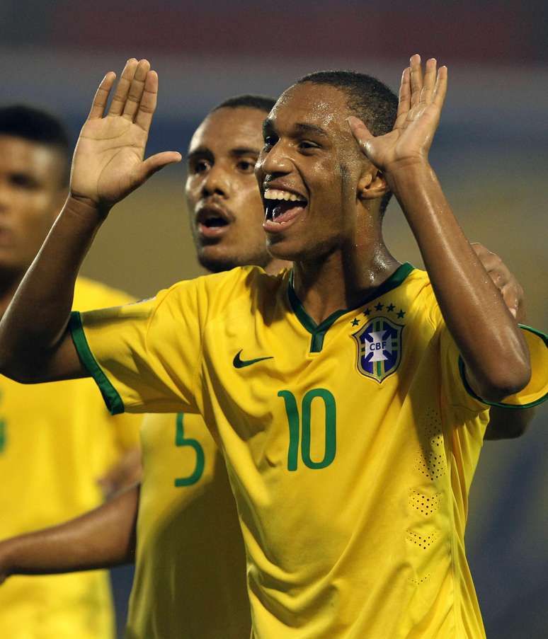 Leandro foi destaque da partida com três gols