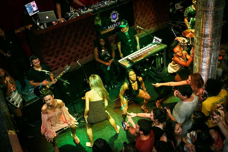 Thaila Ayala curtiu show da cantora Ludmilla, no Rio de Janeiro, nessa quinta-feira (12)