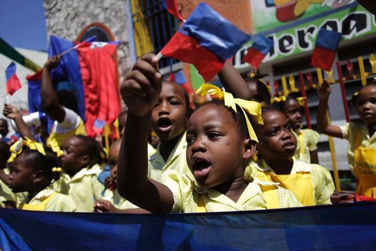 Alunos cantam o hino nacional enquanto assistem a uma manifestação em Porto Príncipe, no Haiti. 25/02/2015