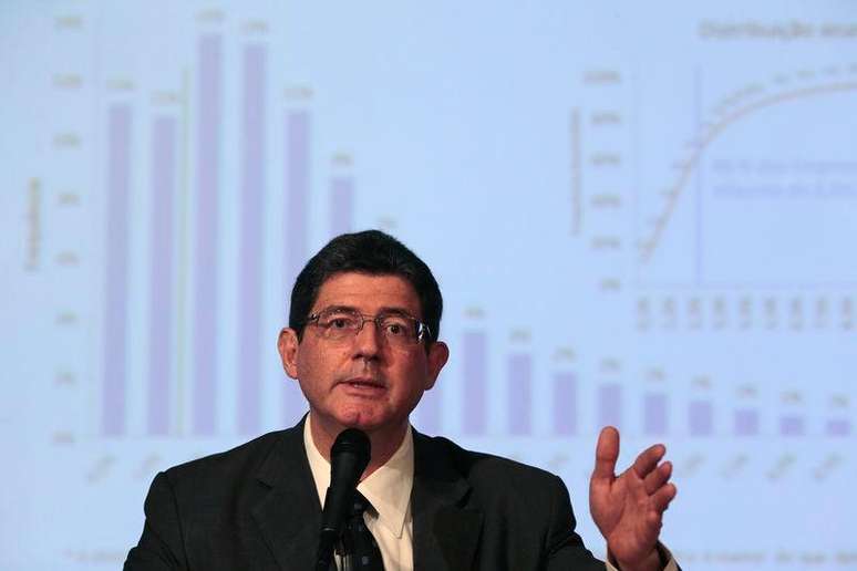 <p>Joaquim Levy defendeu o compromisso com a meta de superávit primário no Senado</p>