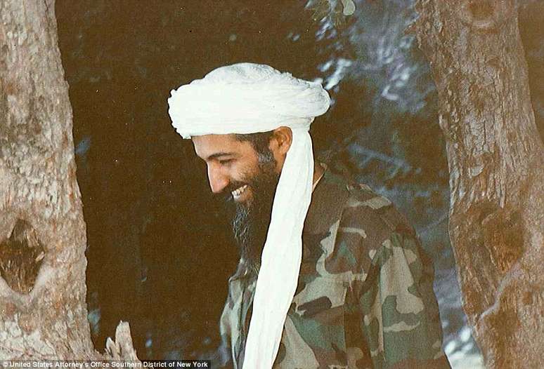 Bin Laden passava horas em longas caminhadas pelas montanhas, sempre carregando um rifle Kalashnikov