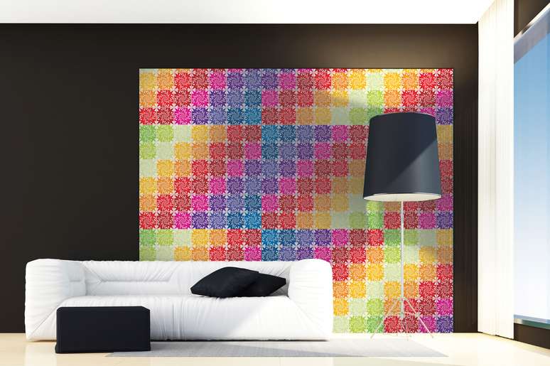 Para colorir o espaço da sala, a arquiteta indicou papel de parede em cores vibrantes; para completar o ambiente o melhor é escolher sofá e almofadas em tons neutros