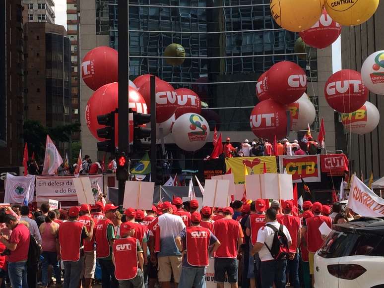 São Paulo - Protesto em apoio à Petrobras começou de forma pacífica