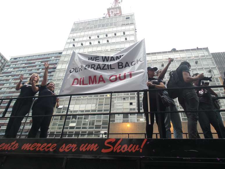 <p>Manifestação do Revoltados On Line segura feixa em inglês que diz "Nós queremos nosso Brasil de volta. Dilma fora"</p>