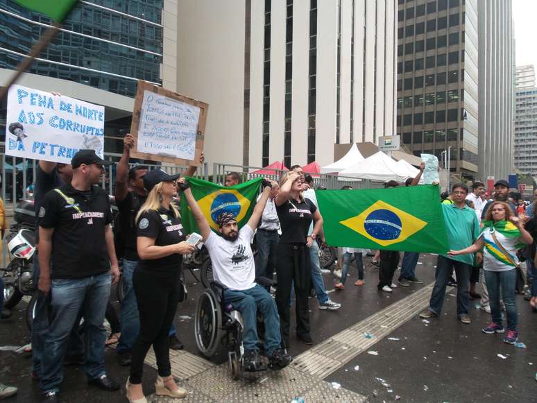 <p>Cerca de 50 pessoas participaram do protesto</p>