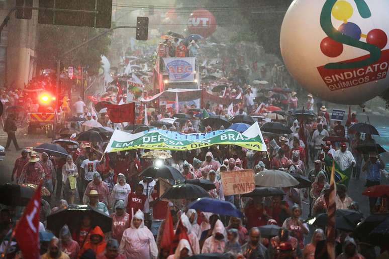 <p>Nem a chuva dispersou a multidão que protestava</p>