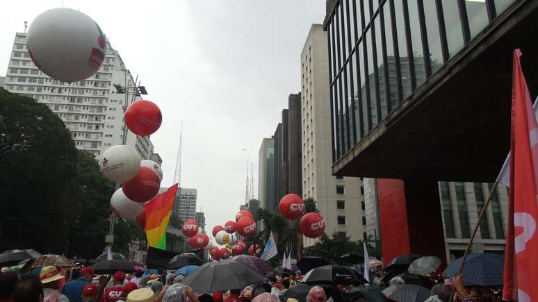 <p>Balões das centrais sindicais fazem parte do protesto</p>