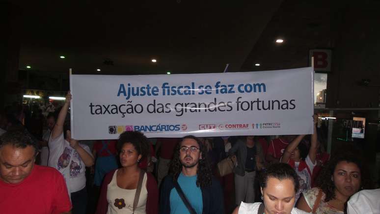 <p>Festa pró-Dilma também tem crítica ao ajuste fiscal</p>