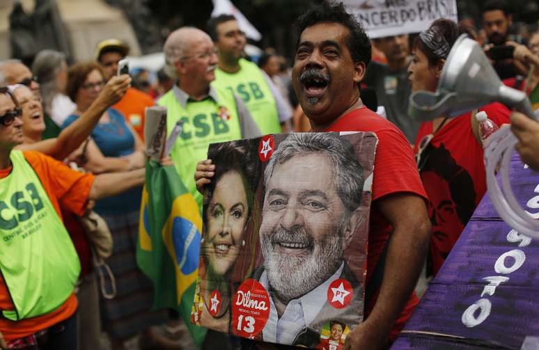 <p>Manifestante defende governo durante protesto no Rio de Janeiro</p>
