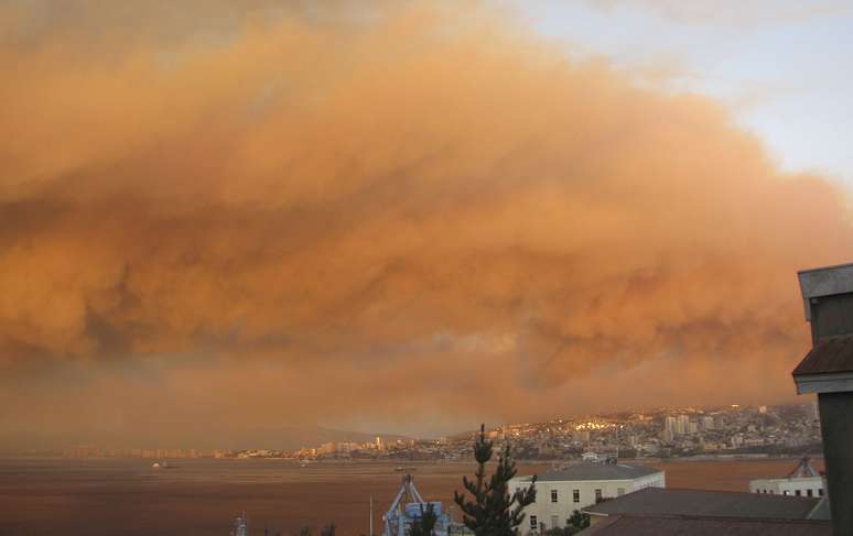 <p>O incêndio começou na sexta-feira em uma área de pastagens e bosque de pinheiros de difícil acesso</p>