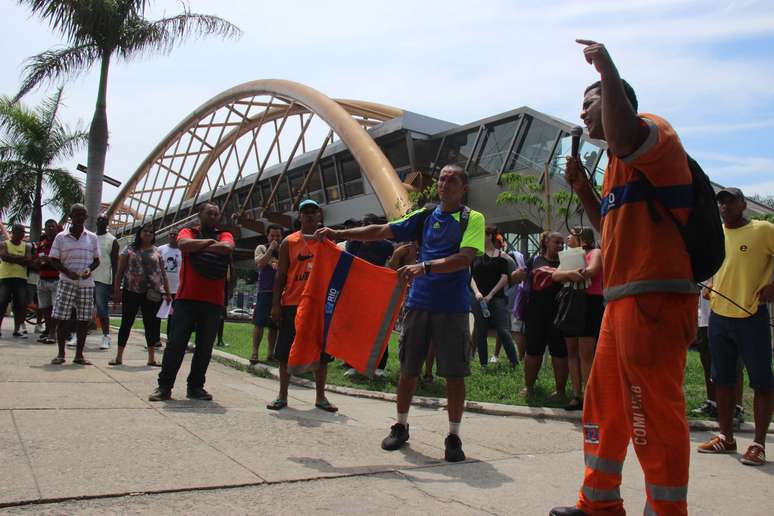 <p>Garis fazem protesto em frente à prefeitura do Rio</p>