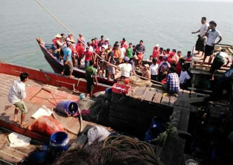 Sobreviventes que foram salvos após a balsa em que estavam naufragar perto do porto de Kyauk Phyu, em Mianmar, neste sábado, 14 de março