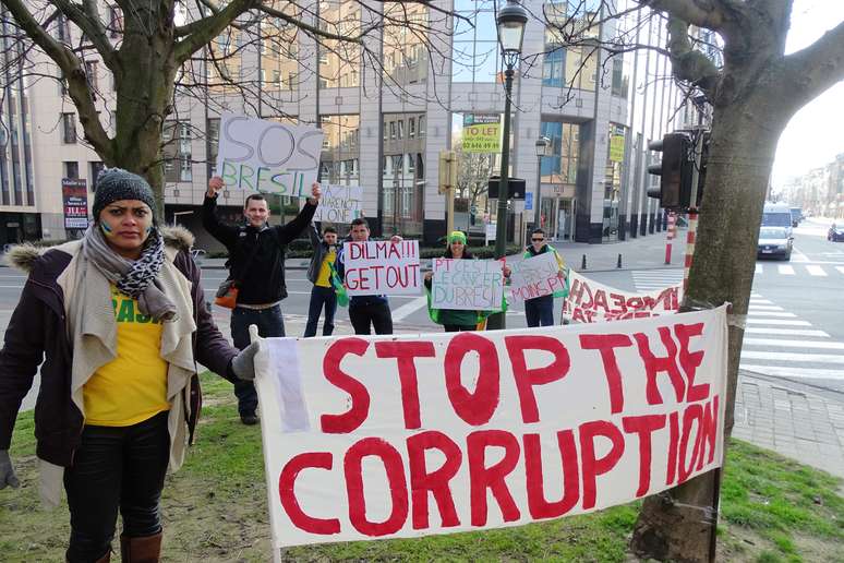 <p>Márcio Araújo, de Jussara (GO), registrou protesto que aconteceu neste sábado (14) em Bruxelas, em frente ao Consulado do Brasil na Bélgica </p>