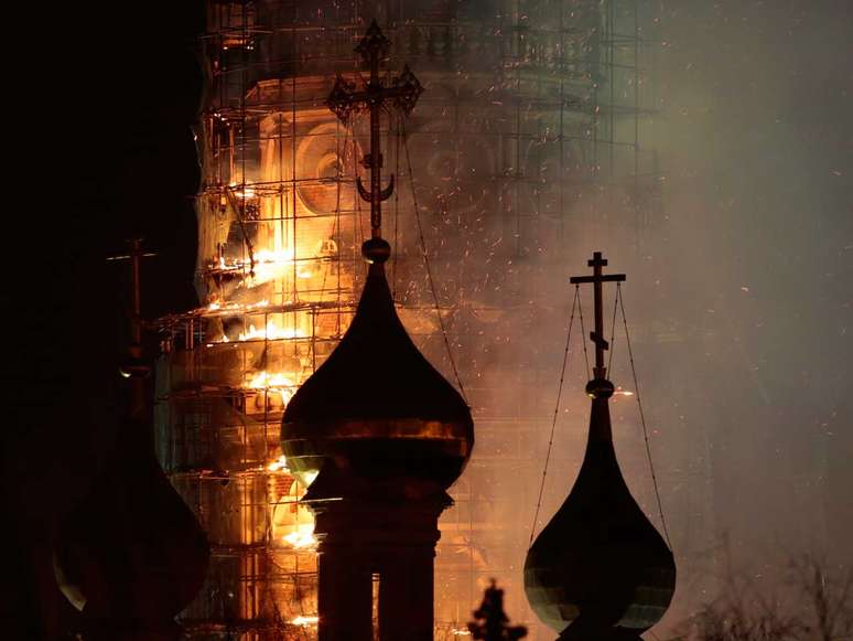 <p>O fogo se propagou por uma superfície de cerca de 300 metros do campanário que está sendo restaurado, no monastério de Novodevichi</p>
