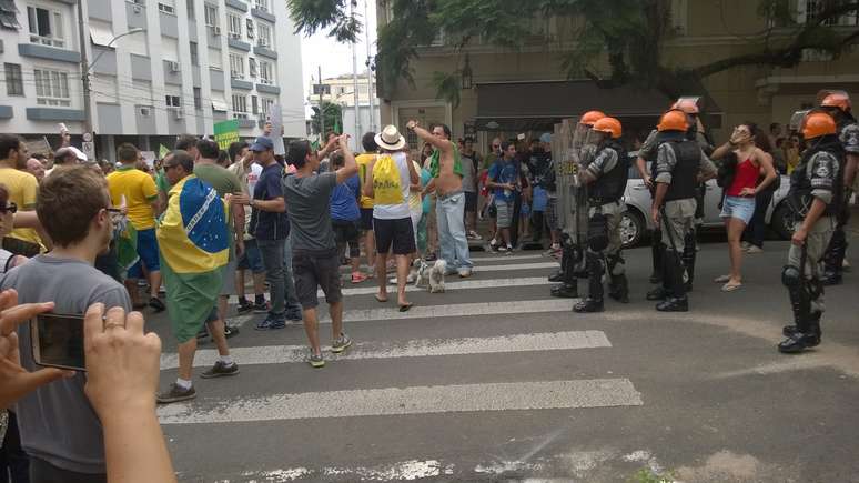 <p>Polícia precisou intervir para proteger a jovem</p>