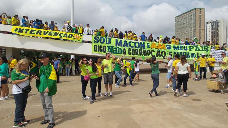 O agricultor Geraldo Corrent estendeu uma faixa de "intervenção" no Museu Nacional, em Brasília; ele defende "intervenção militar constitucional" e diz que "golpe é corrupção"