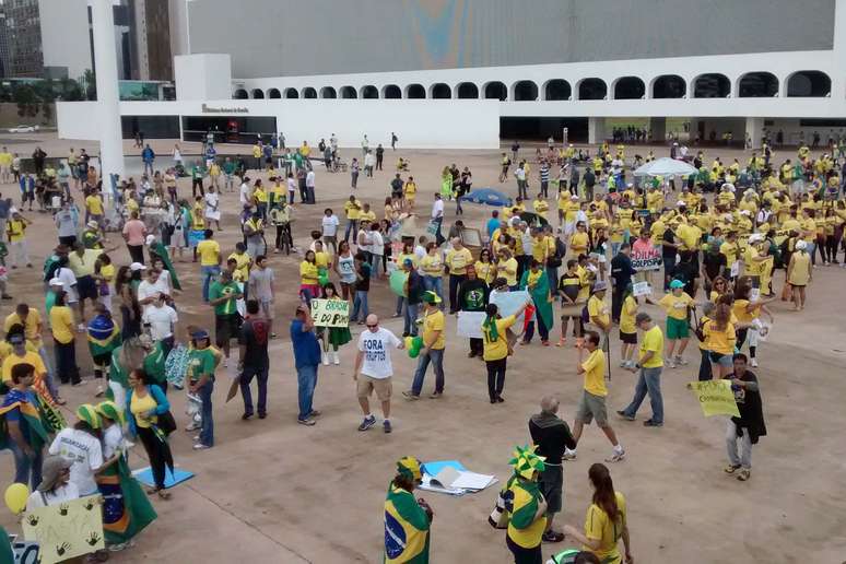 <p>Os moradores estão concentrados em dois pontos no início da Esplanda  em frente a Catedral Metropolitana de Brasília e ao Museu da República</p>