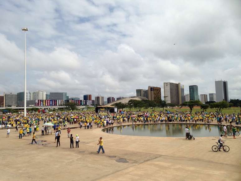 <p>A manifestação, que começou às 9h, teve seu ápice quando uma enorme bandeira brasileira foi estendida ao lado do espelho d'água do Congresso</p>