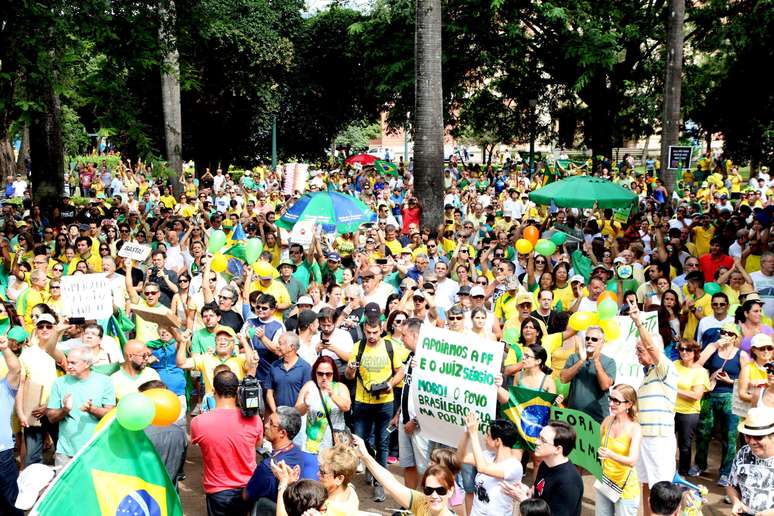 Os manifestantes se concentraram na Praça da Liberdade, em Belo Horizonte
