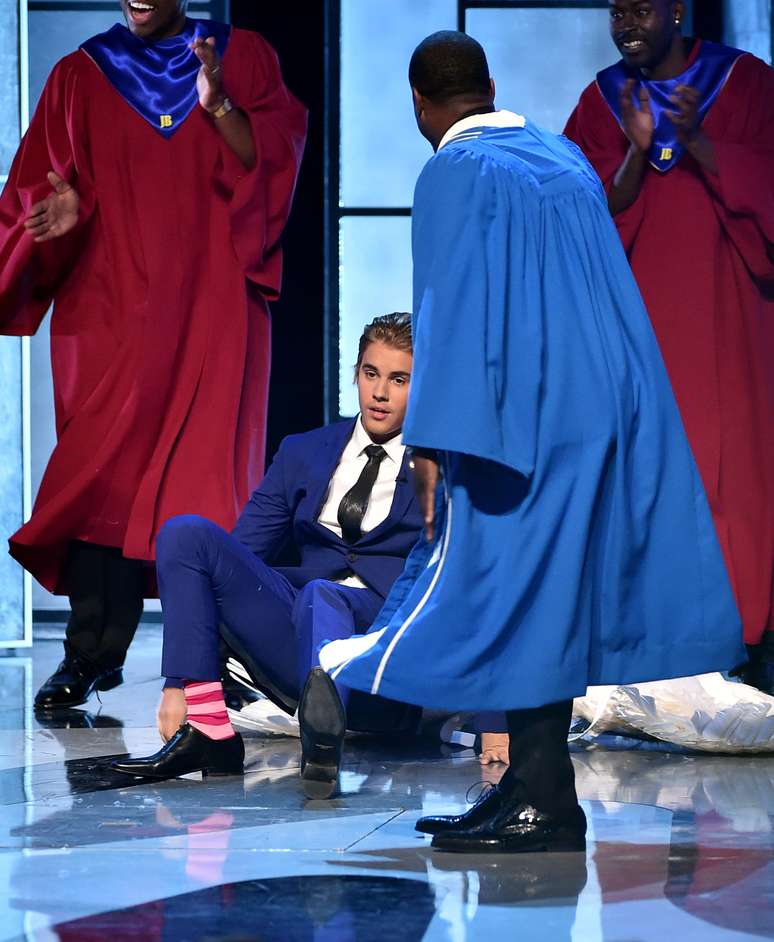 <p>Na abertura do programa, Bieber &quot;caiu&quot; no palco e foi ajudado por Kevin Hart</p>