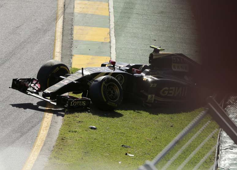<p>Pastor Maldonado bate na largada e abandona antes da primeira curva</p>