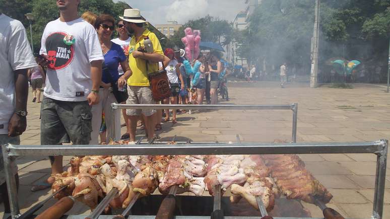 Manifestantes fazem fila para comprar coxas de frango