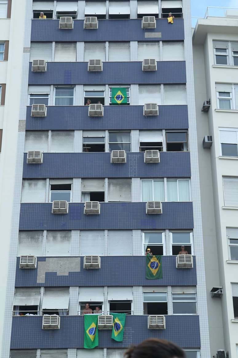 <p>Moradores de prédios em  Copacabana, no Rio de Janeiro, dão apoio aos manifestantes</p>